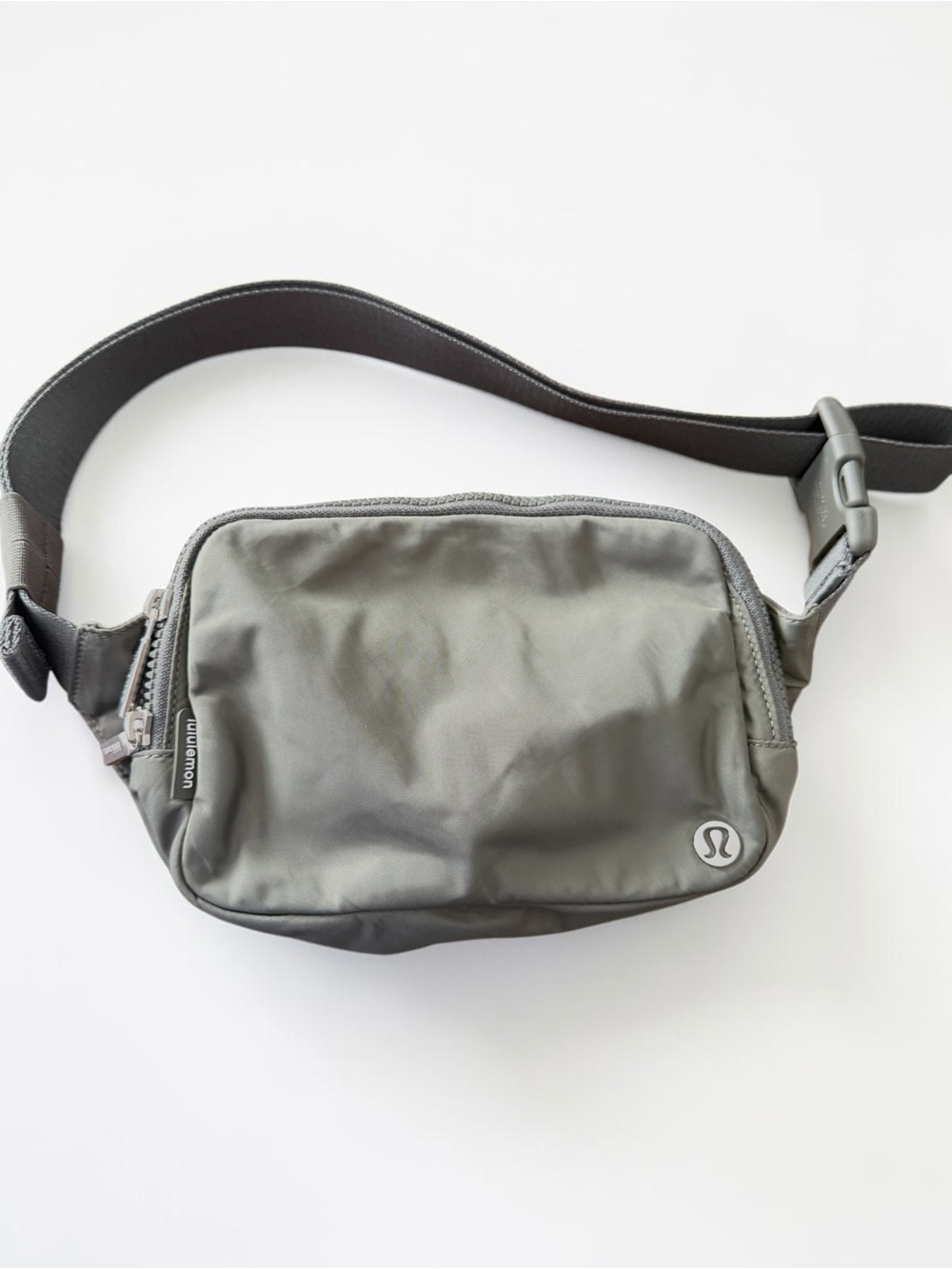 Lululemon Everywhere Belt Bag 2L Grey Sage Crossbody Waist Bag O/S EUC - Picture 2 of 10